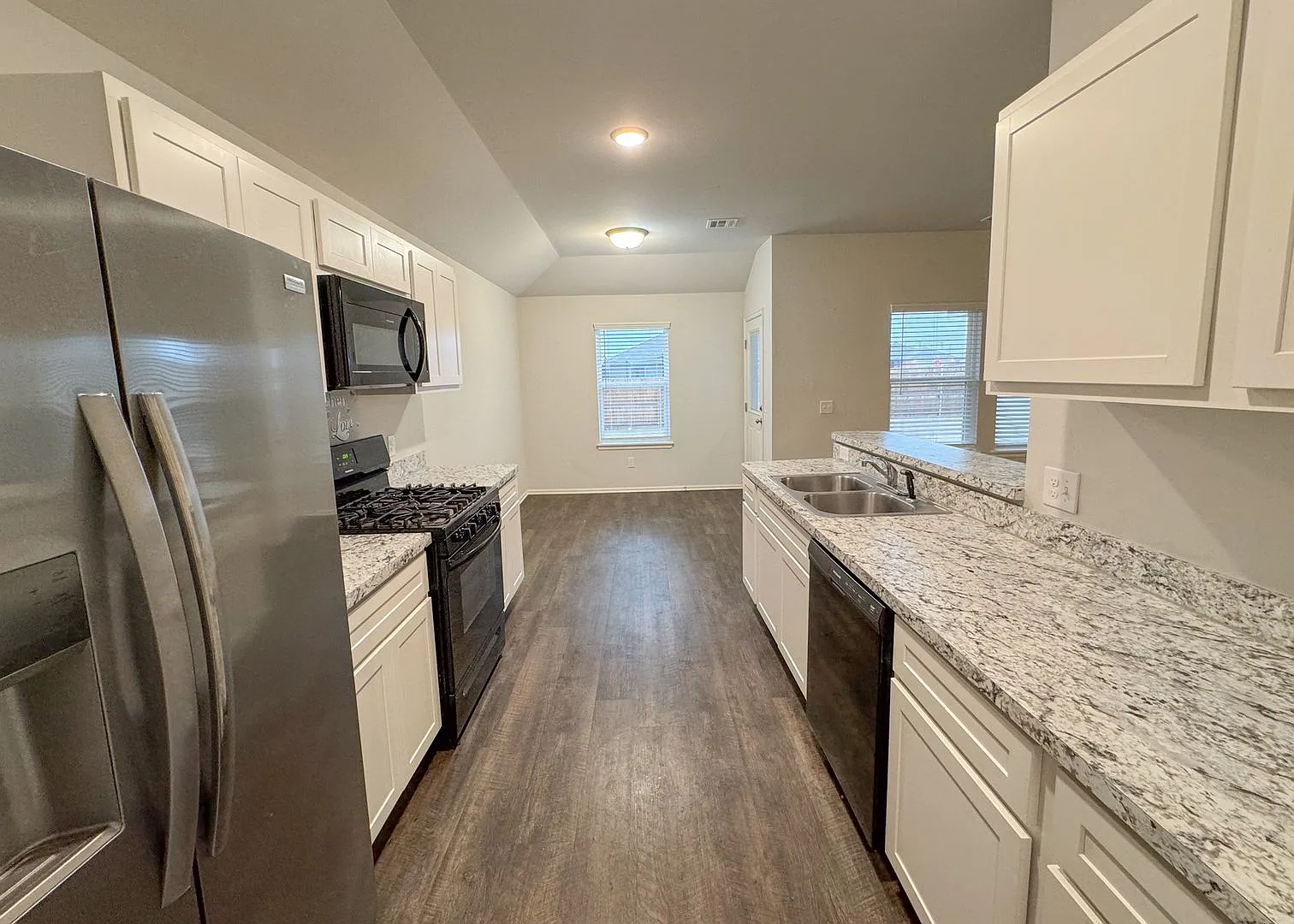4 Bedrooms | Mustang | Corner Lot — Photo 4
