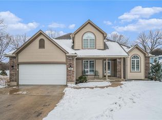 1325 SW Surrey Trce, Lees Summit, MO 64081