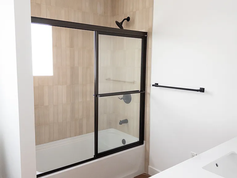 Main Bathroom Tub/Shower