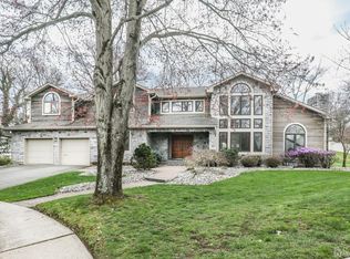 7 Opatut Ct, Edison, NJ 08817