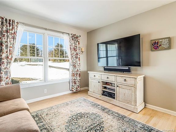 5th image of 37 Stowe Dr