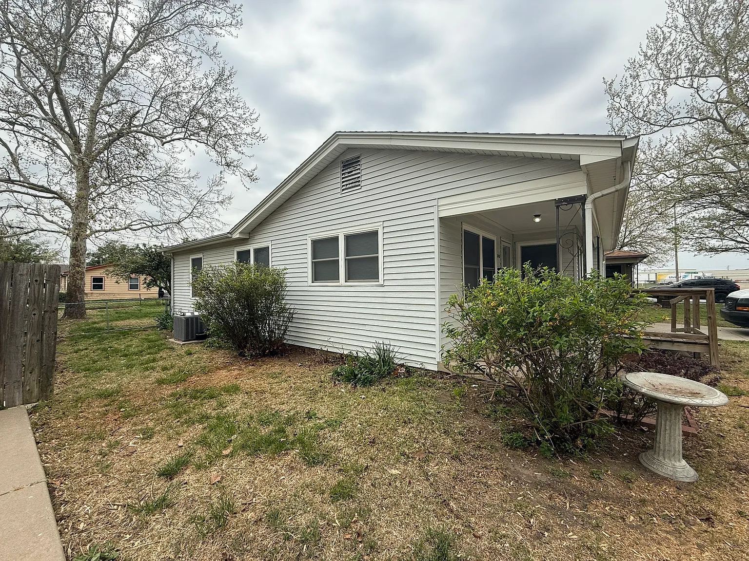 3 bed, 900 sqft, $1,050 — Photo 3