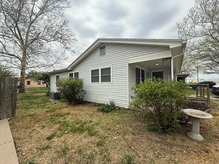 2421 W Lydia Ave — Photo 3