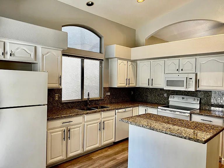 3438 E Rockwood Dr — Photo 5
