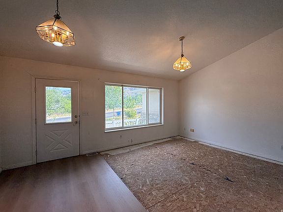 3rd image of 838 Mountain Rd