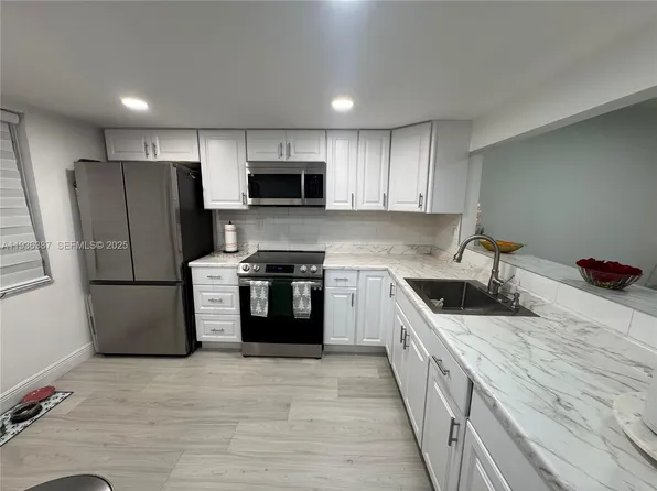 900 Colony Point Cir APT 218, Pembroke Pines, FL 33026