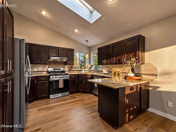 2nd image of 821 W Cheyenne Ave