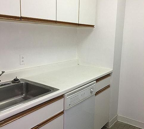 4th image of 201 W 74th St APT 15D