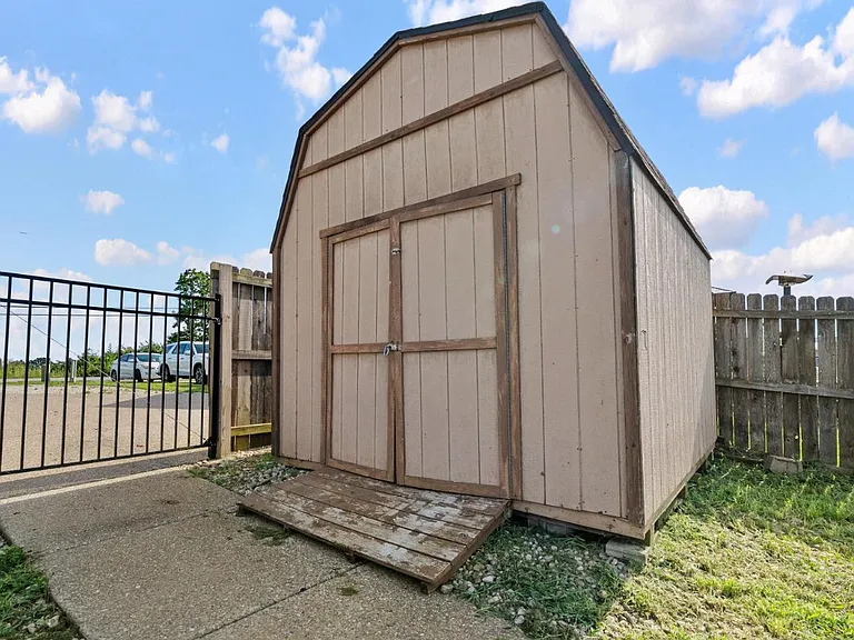 148 Gentry Ln — Photo 4