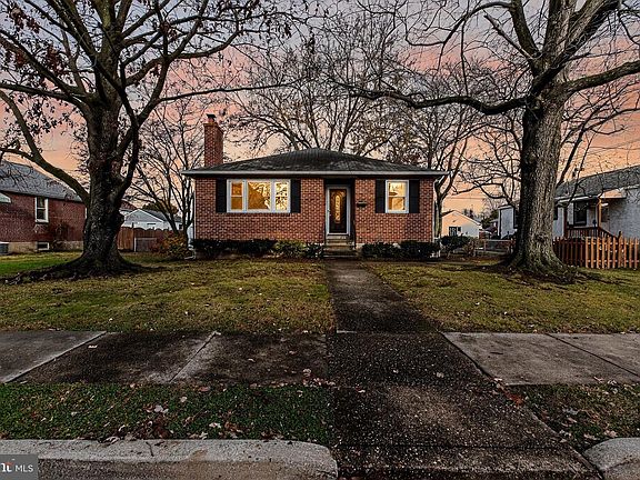 2nd image of 111 E Oak Ln