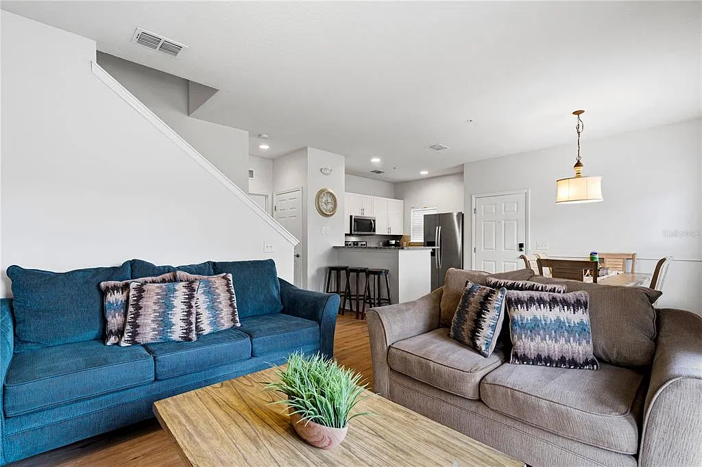 4 bed, 3.0 bath, 1694 sqft, $2,400 — Photo 3