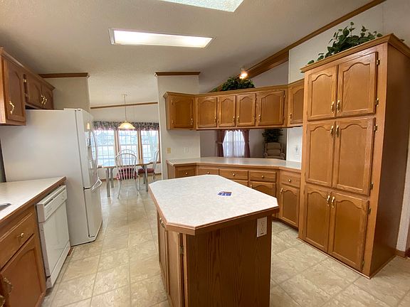 3rd image of 25730 Pinehurst Dr