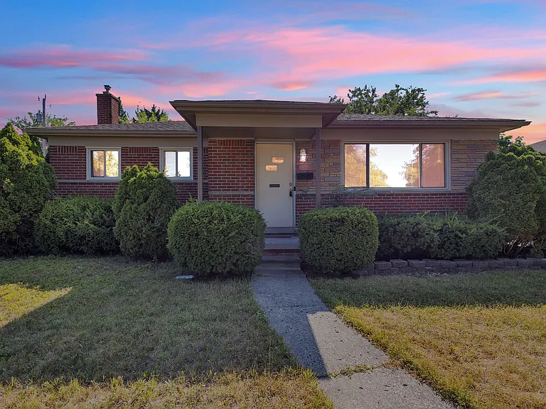 8484 Berwyn St — Photo 13
