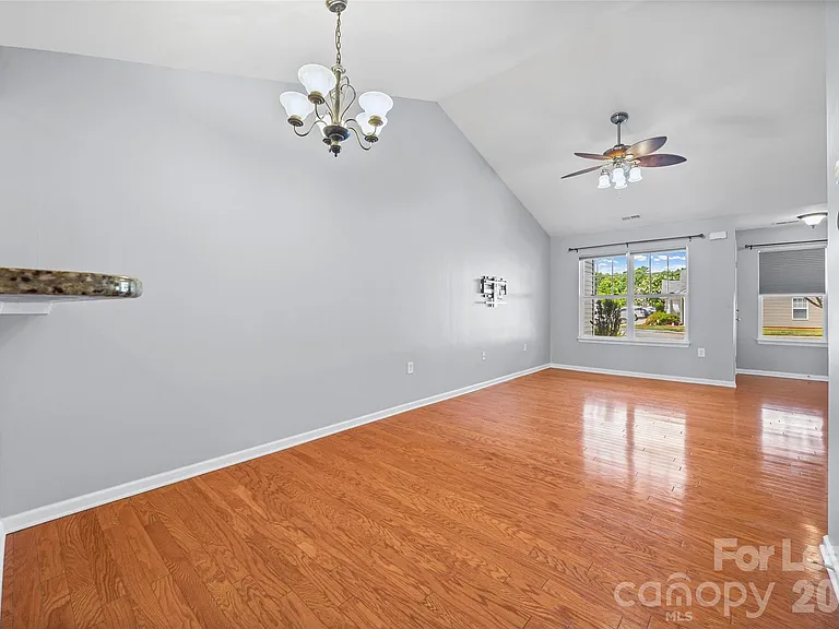 2052 Shady Pond Dr — Photo 9