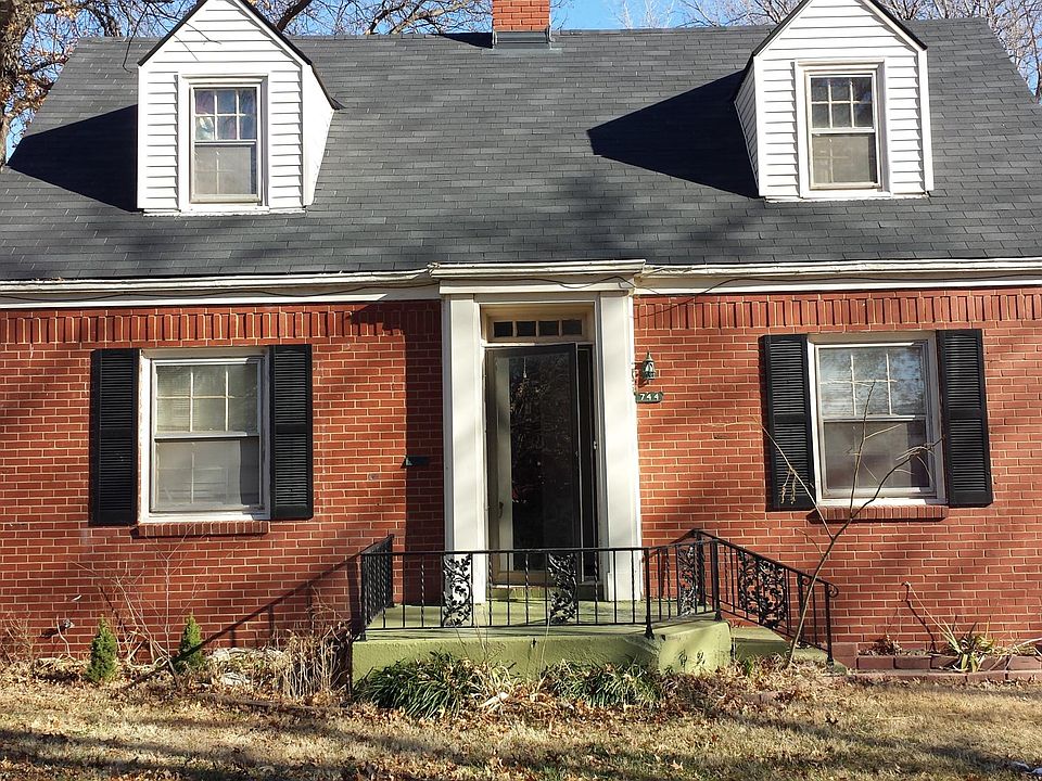 Beautiful 2 story with full basement