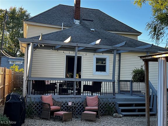 3rd image of 328 N Lake St
