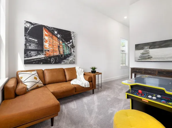 158 E South St #Id1221850p, Fayetteville, AR 72701