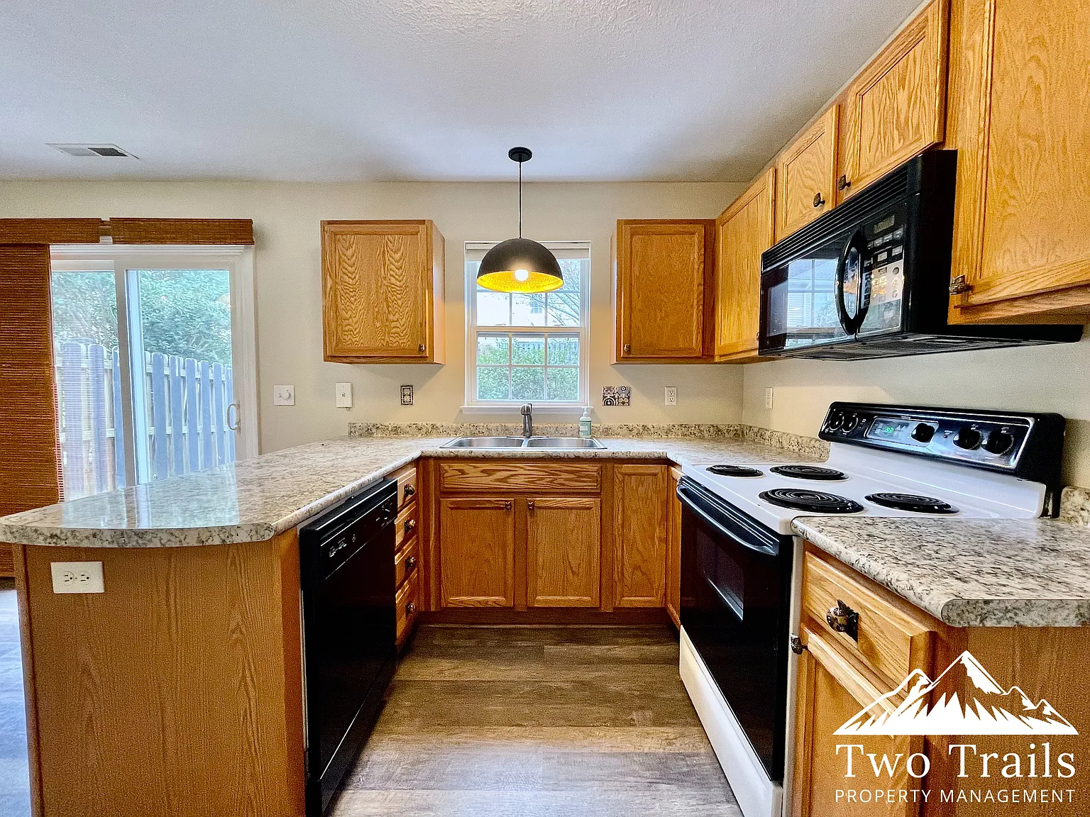 3 bed, 2.5 bath, 1276 sqft, $2,000 — Photo 4