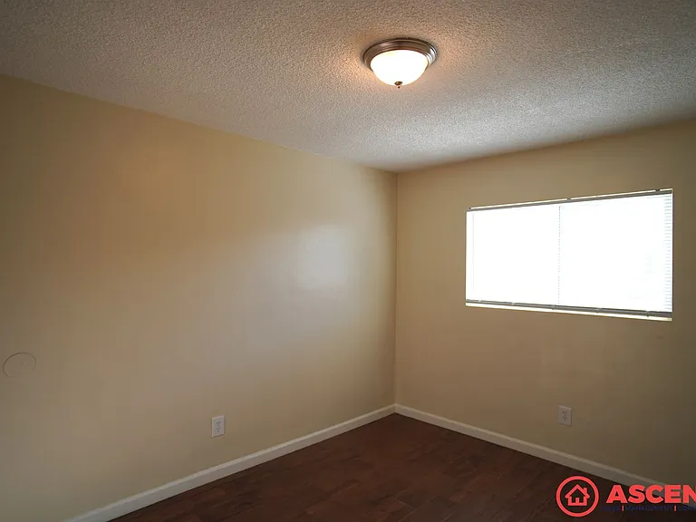 4324-4338 Columbus St — Photo 7