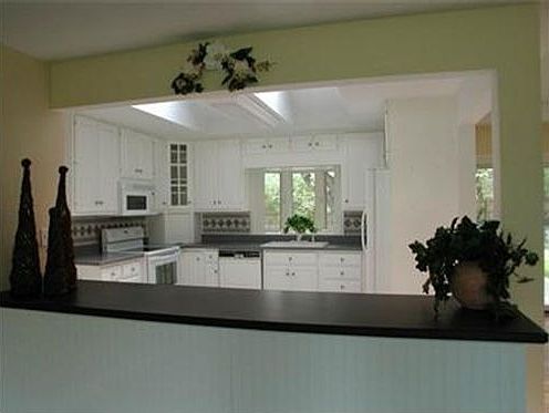 Open floorplan and new counter makes perfect for entertaining!