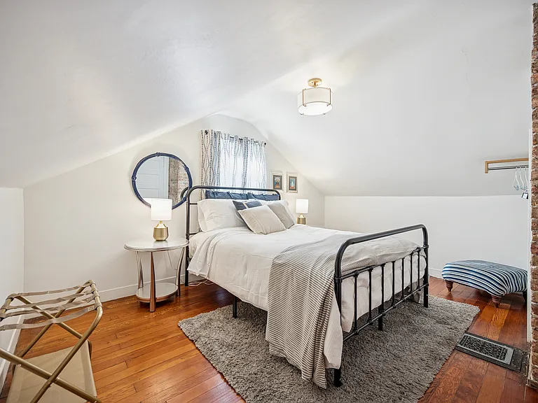Queen bedroom 2
