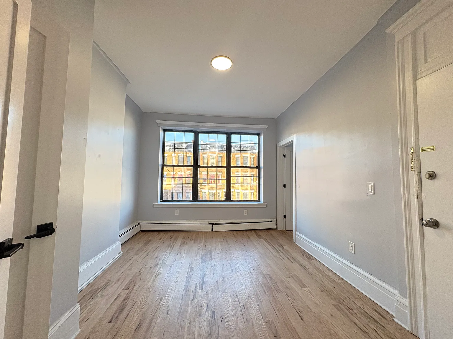 3 bed, 1000 sqft, $2,400 — Photo 4