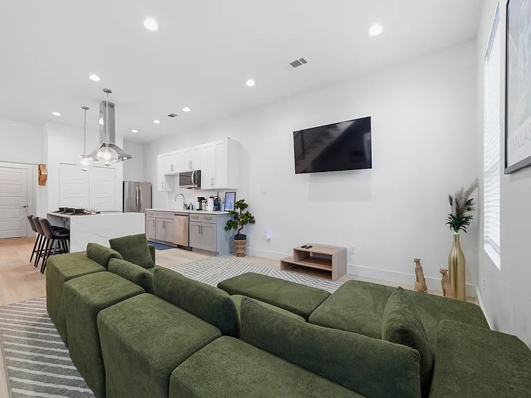 2406 Merlin St — Photo 7