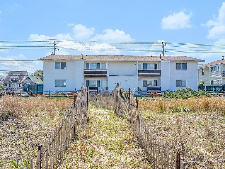 570 W Ocean View Ave #1 — Photo 32