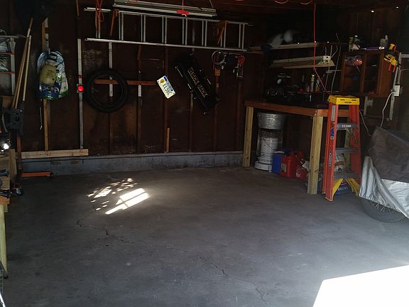 Garage - 1.5 stall detatched