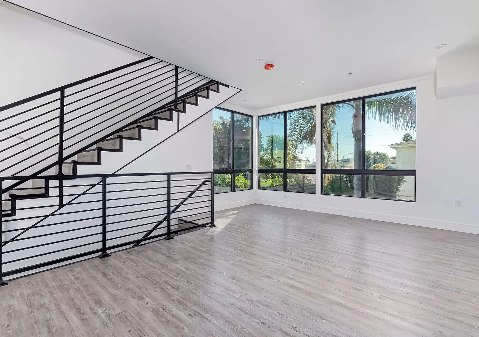New Hollywood Townhomes — Photo 3