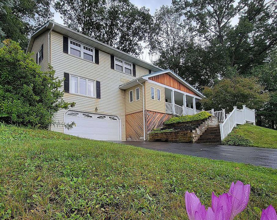 19 Leslie Blvd, from street.