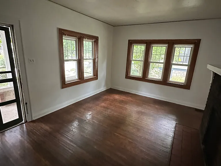 720 E University St — Photo 3
