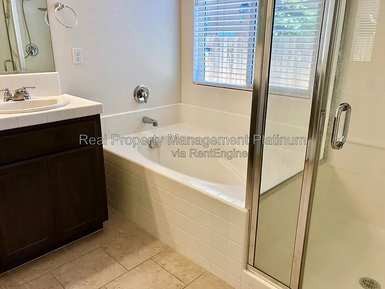 3031 N Schneider Ave — Photo 6