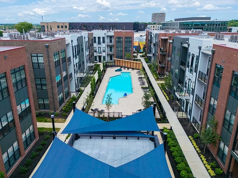 8 on the Park Pool & Lounge.