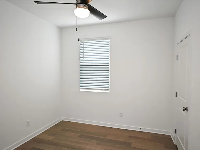 261 Elk Ave — Photo 26