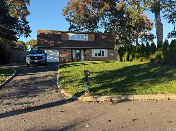 5 Hayuta Court, Holtsville, NY 11742