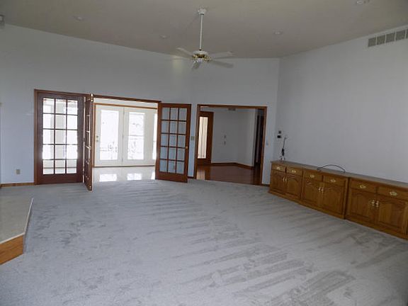 3rd image of 3915 Manor Dr
