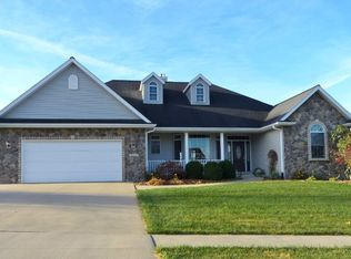 1117 Fountain View Dr, Pella, IA 50219