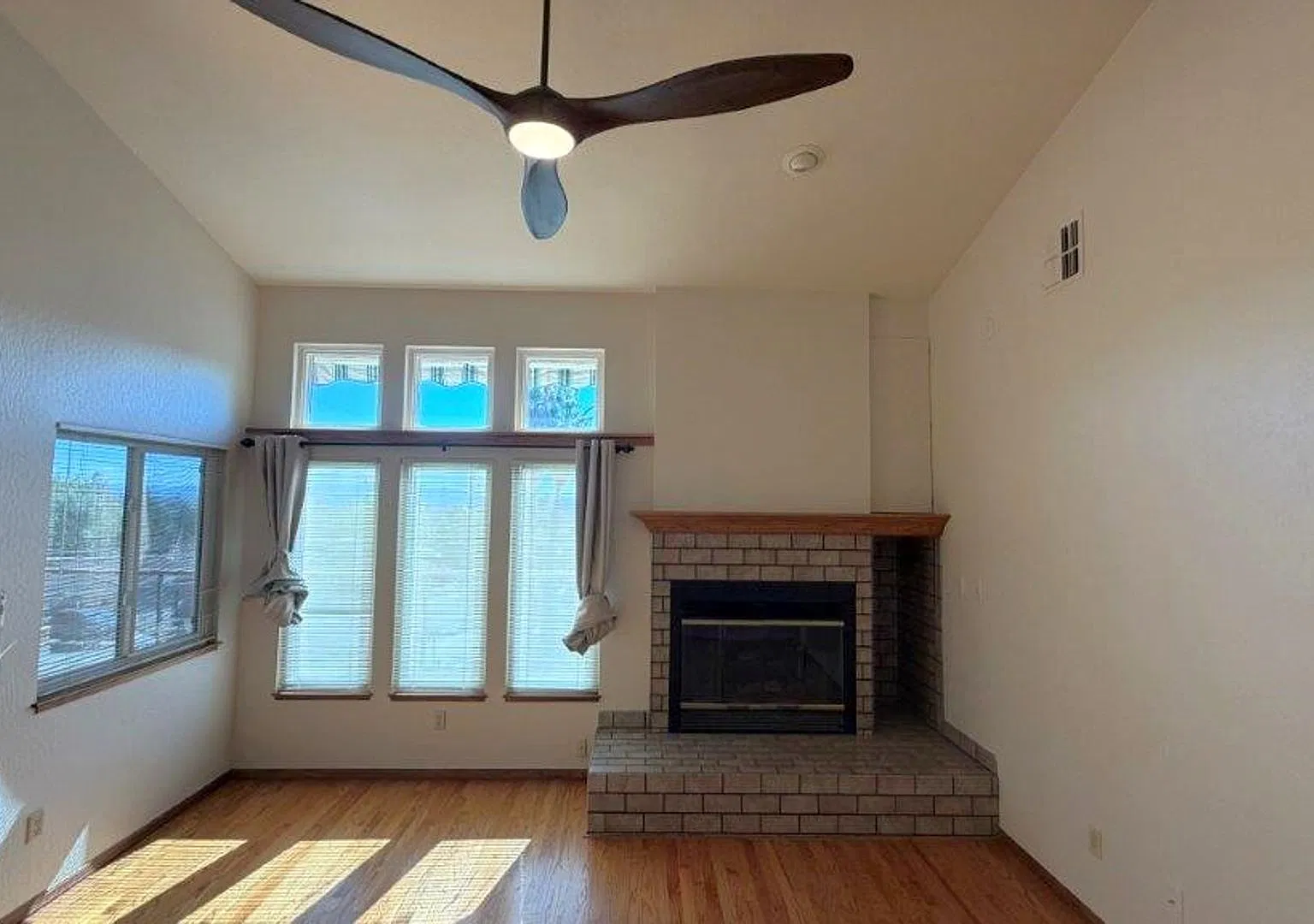 Beautiful 4-bedroom, 3-bath Tahoe-inspired home with vaulted ceilings, spacious decks, stunning d... — Photo 4