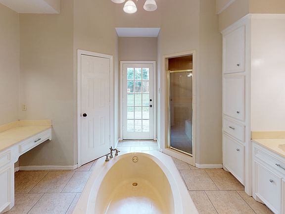 4th image of 2911 Deer Hollow Dr