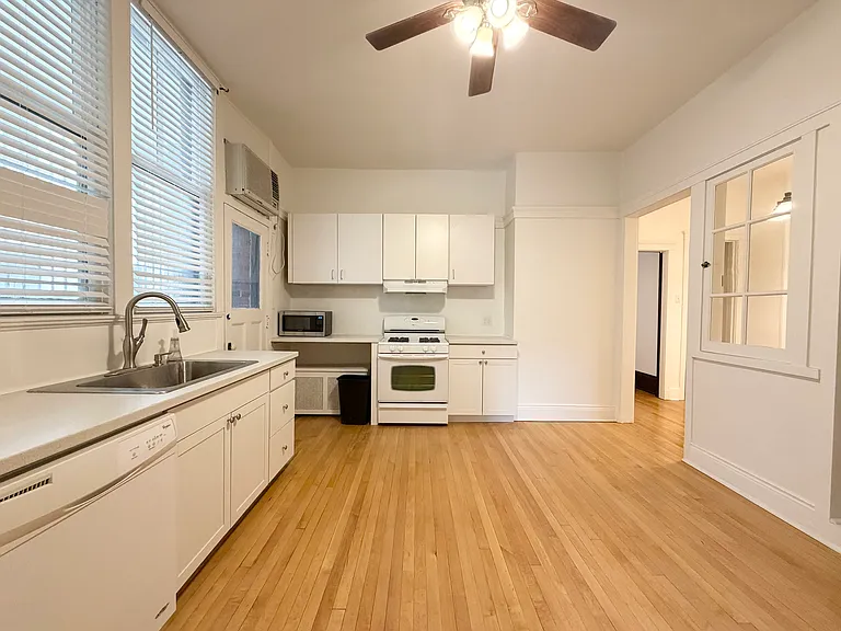 415 W Surf St #1A — Photo 24