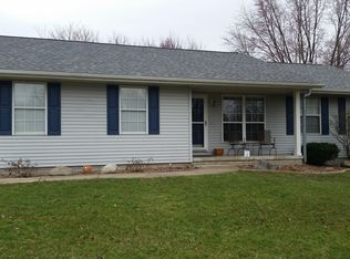 2001 Woodhavens Dr, Bloomington, IL 61701