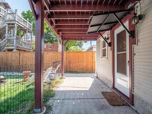 2nd image of 3236 N Leavitt St #3CH