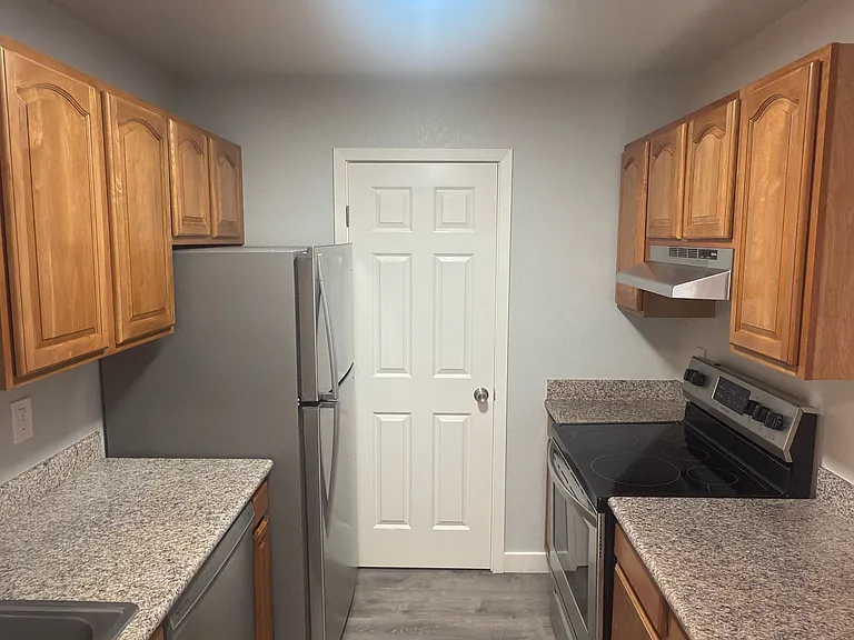 Lakewood Court Apartments — Photo 21