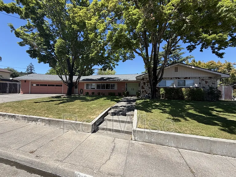 710 NW Midland Ave — Photo 1