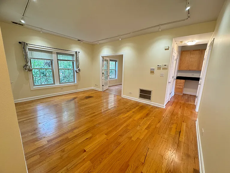 843 E 52nd St #3 — Photo 2