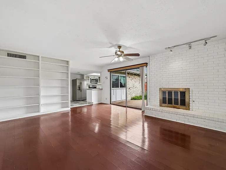 10239 Green Ash Rd — Photo 20