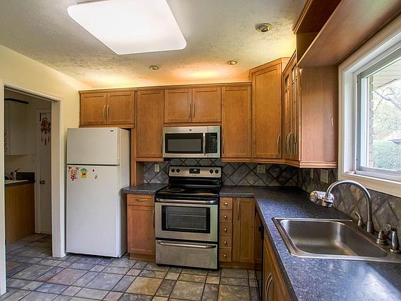 5th image of 2541 Elmhurst Dr