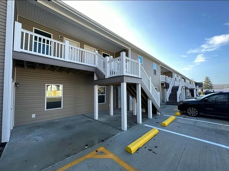 802 Crown St — Photo 2
