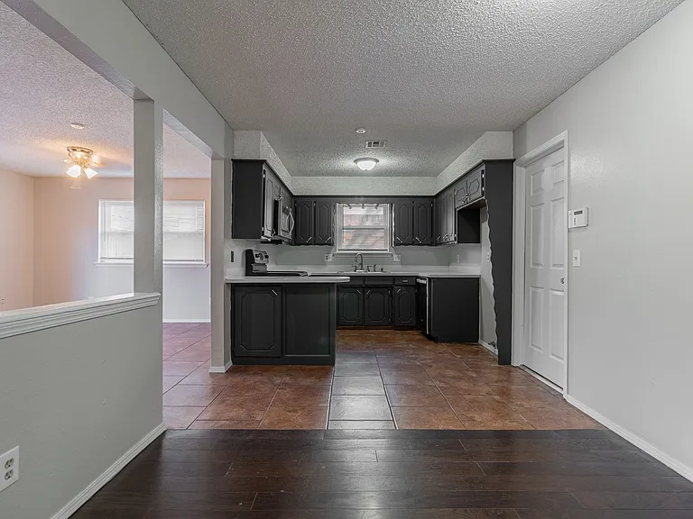821 Peregrine Dr — Photo 9